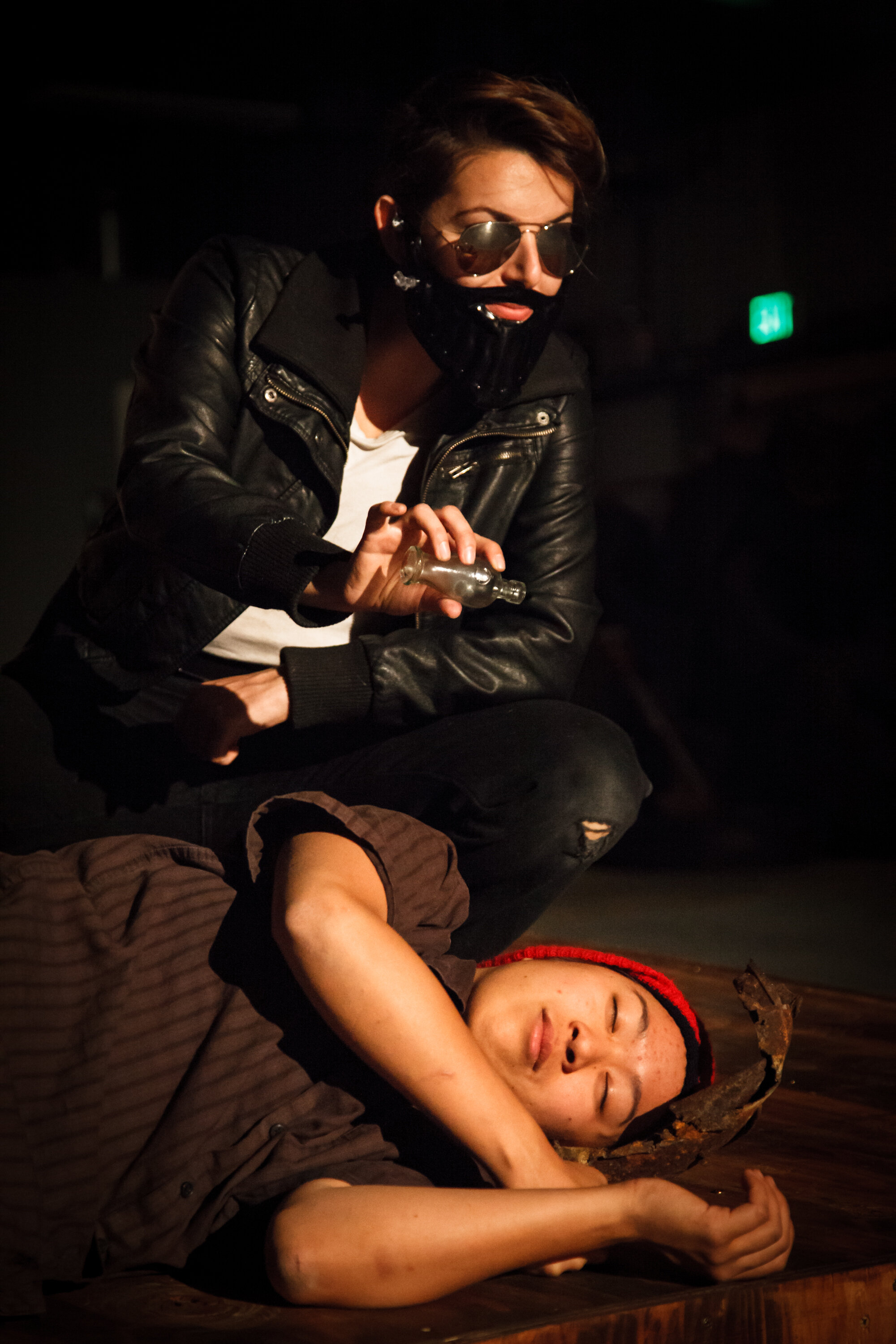 Claire Kaplan als Hamlet, Katharine Chin als Rosenkranz