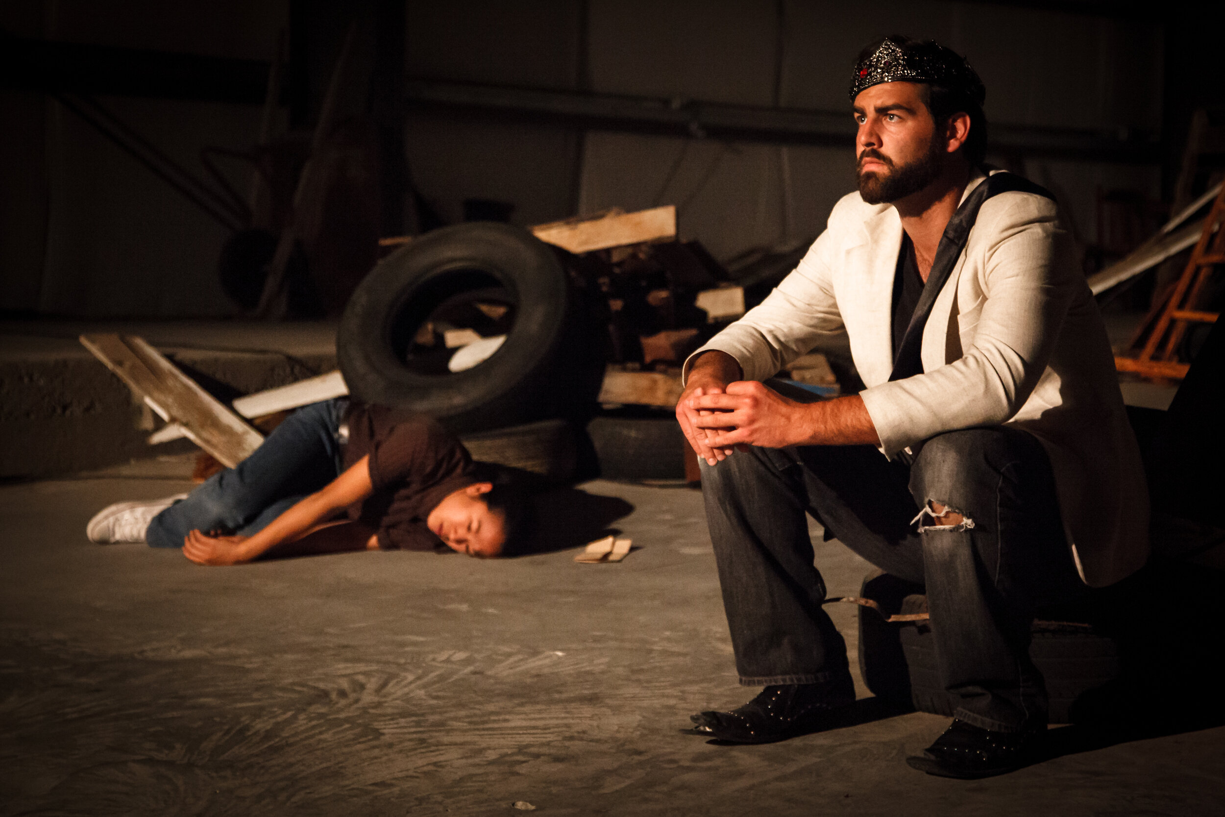 Katharine Chin als Laertes, Justin O'Neill als Claudius