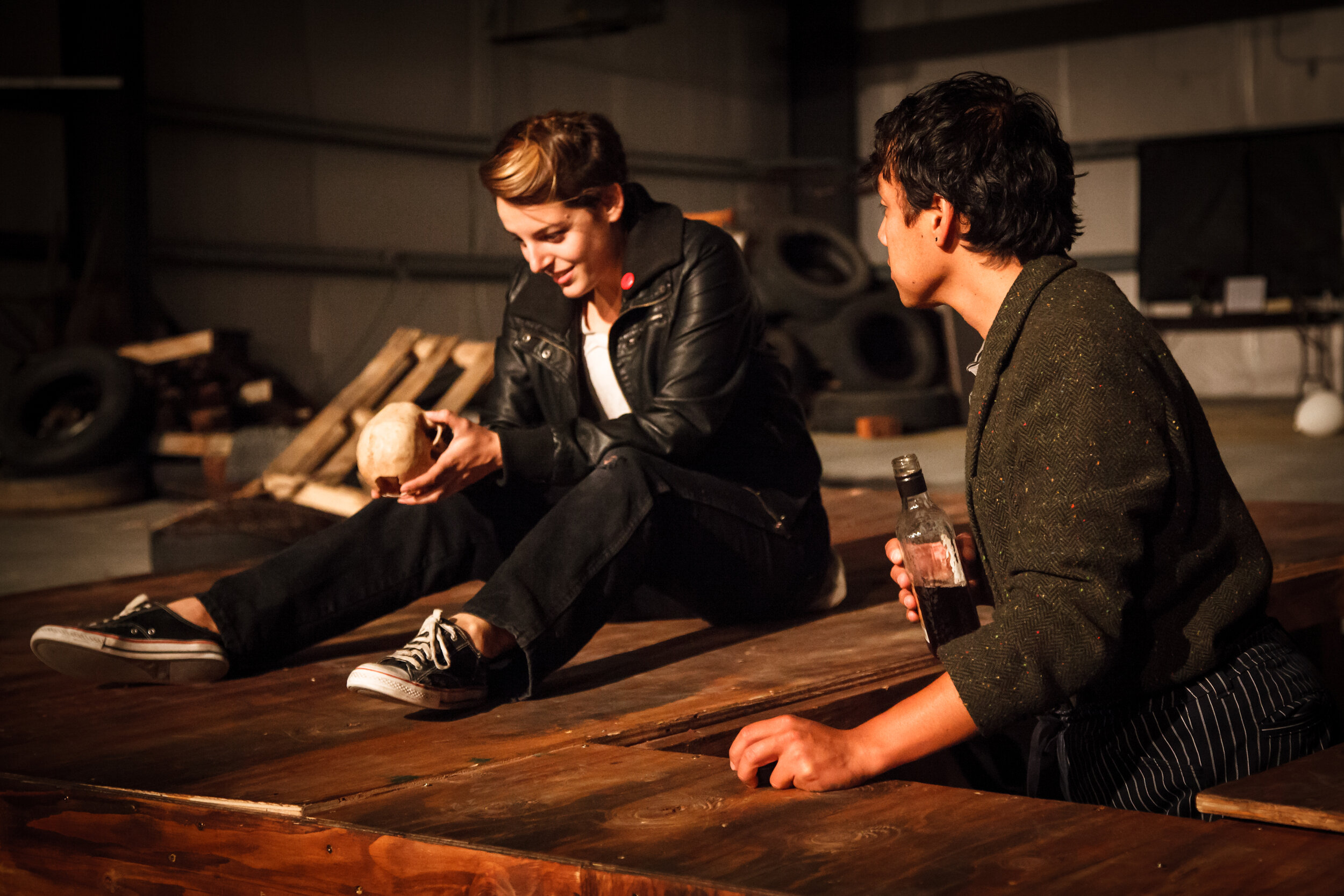 Claire Kaplan als Hamlet, Giovanni Velasco als Totengräber