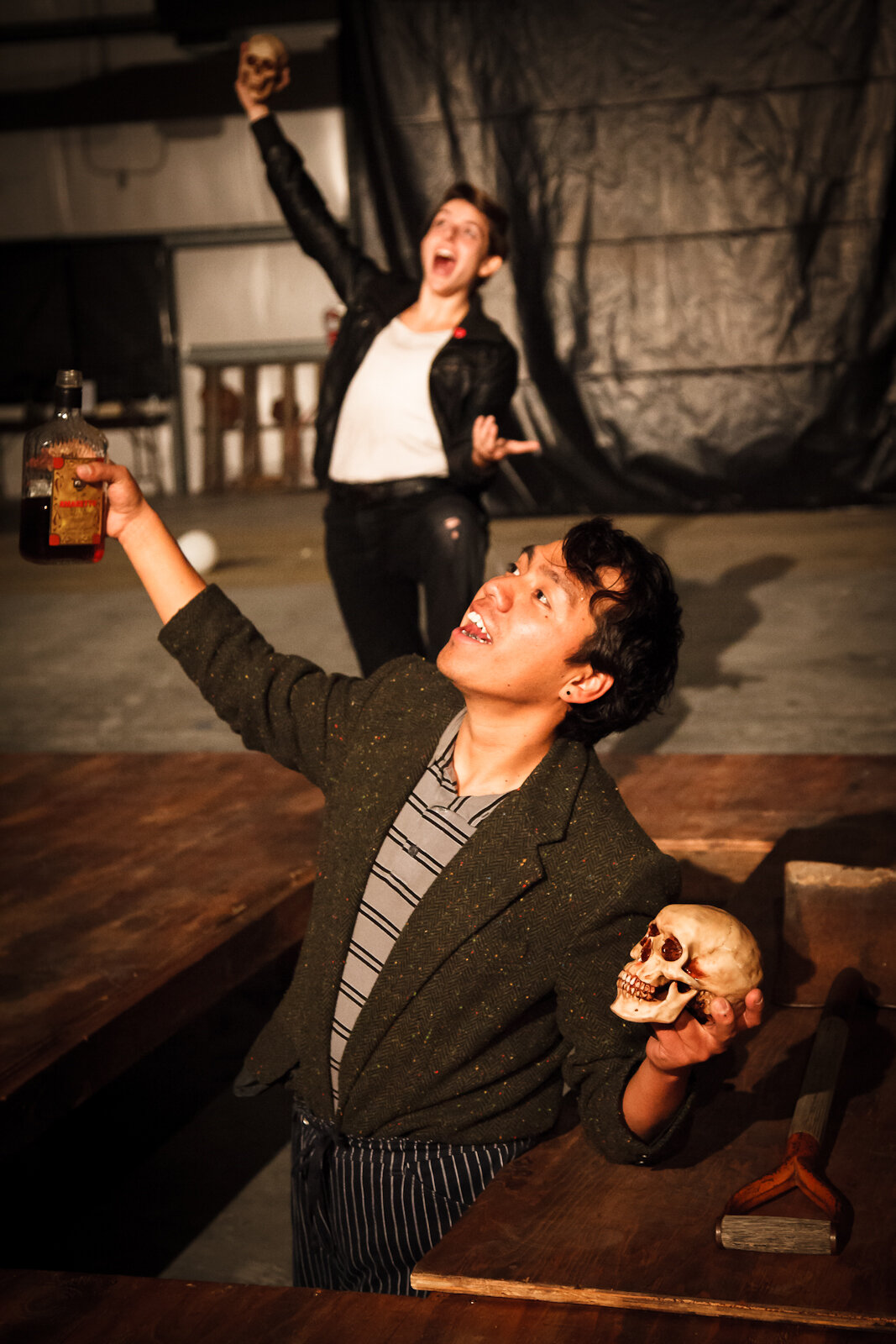 Claire Kaplan als Hamlet, Giovanni Velasco als Totengräber