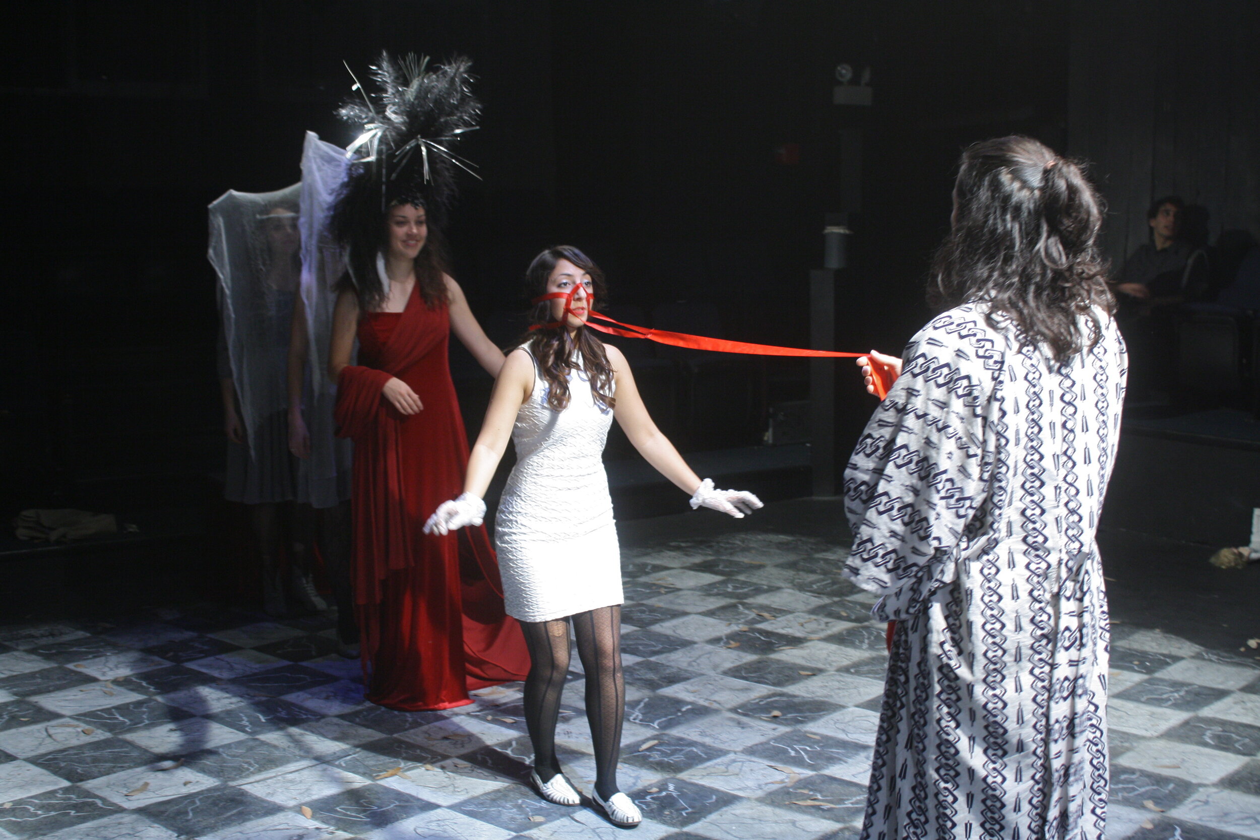 Alexandra Freeman als Ursula, Parisa Pourhabib als Hero, Jesus Perez als Leonato