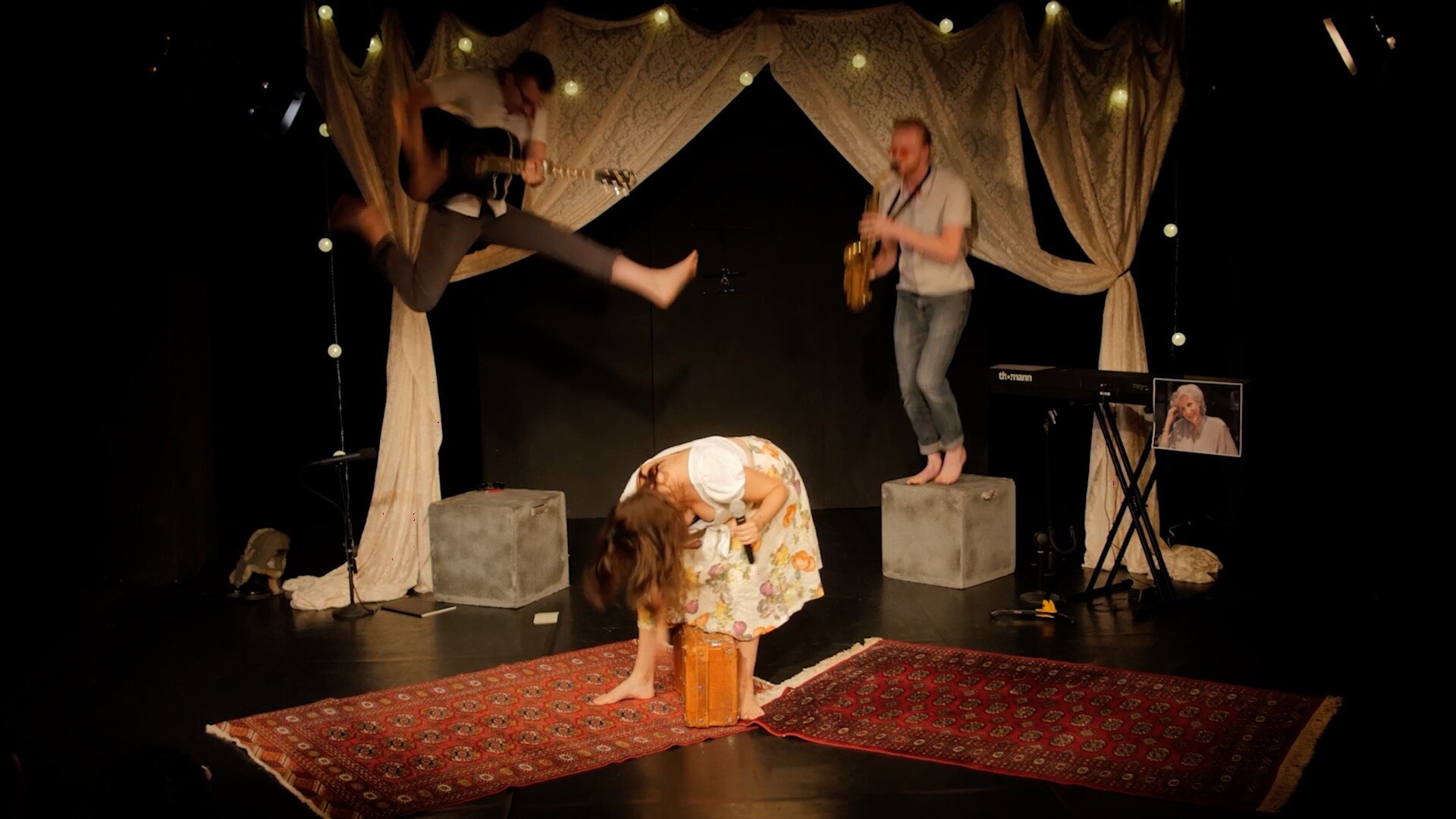 Claire singt „Solitary Daughter